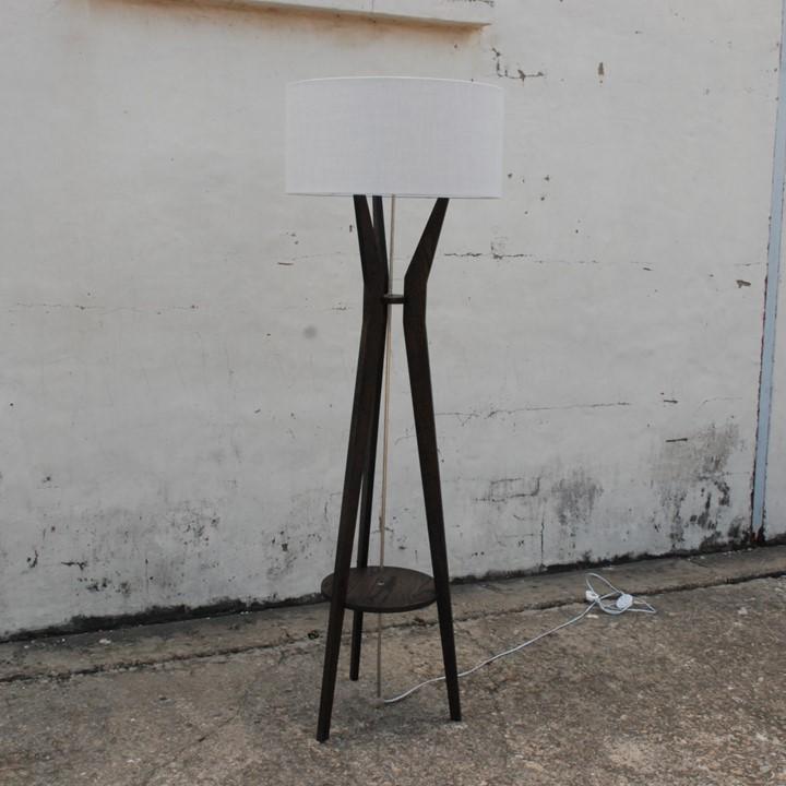 Dwell standing lamp with shade – Black Oryx (Ash)
