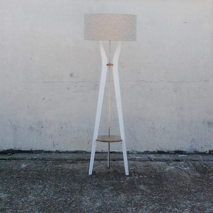 Dwell standing lamp – White/Smoke Oak